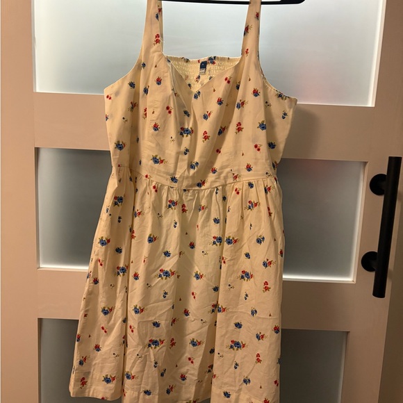 Old Navy Dresses & Skirts - Floral women’s Dress - Cream with Red and Blue Accents